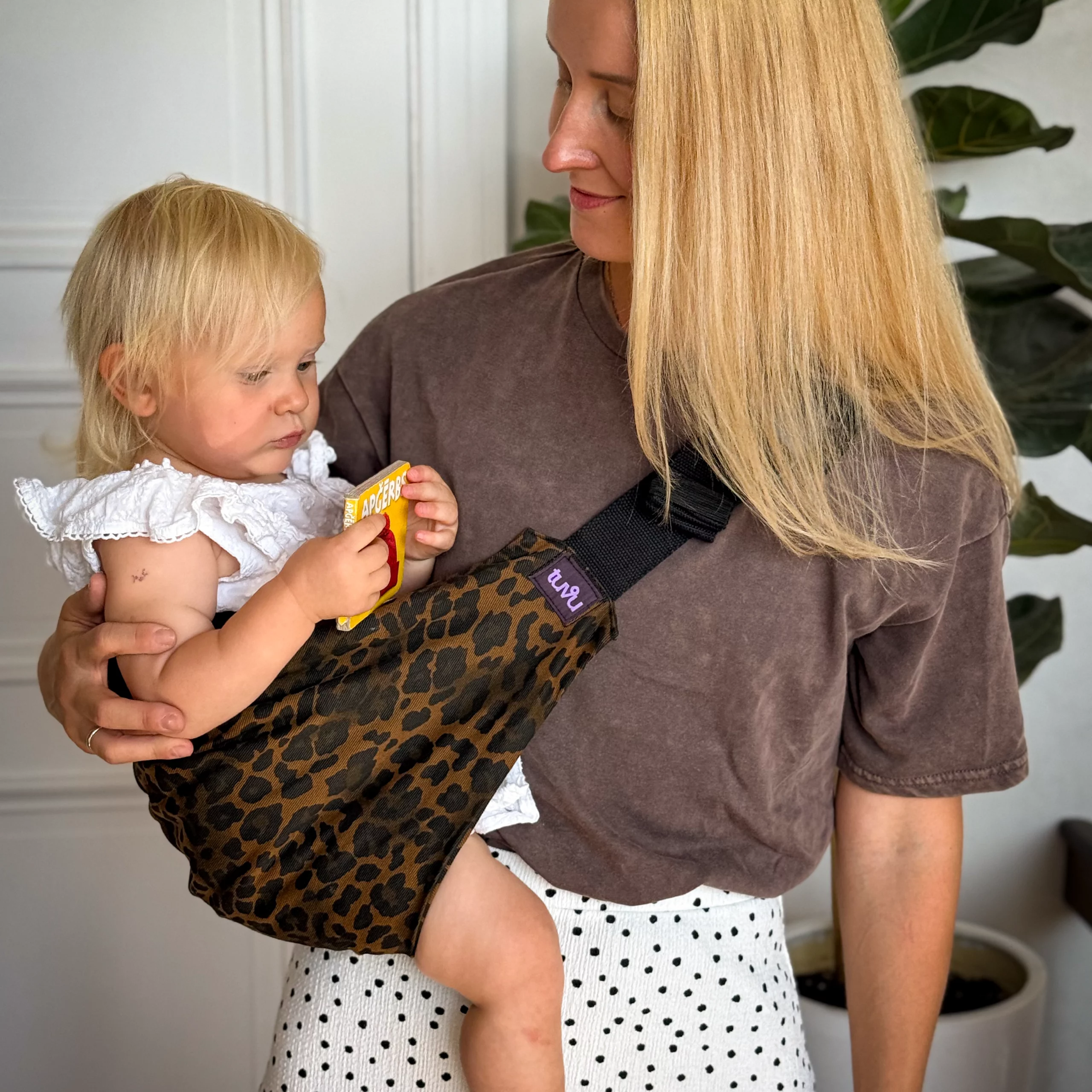 Tuvu Baby & Toddler Hip Carrier – Coffee Leopard - Image 2